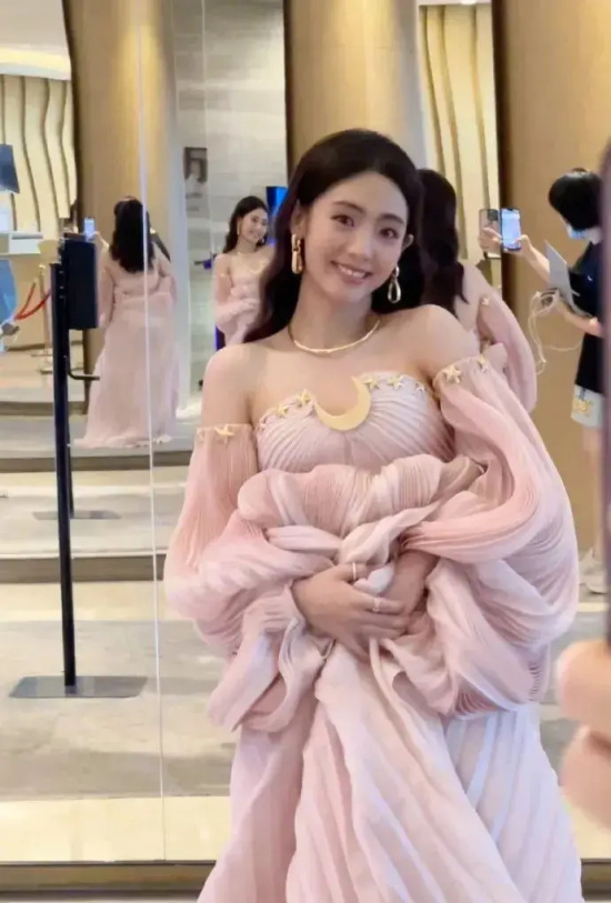 美女邢菲穿抹胸粉色长裙写真,美的勾人心魄