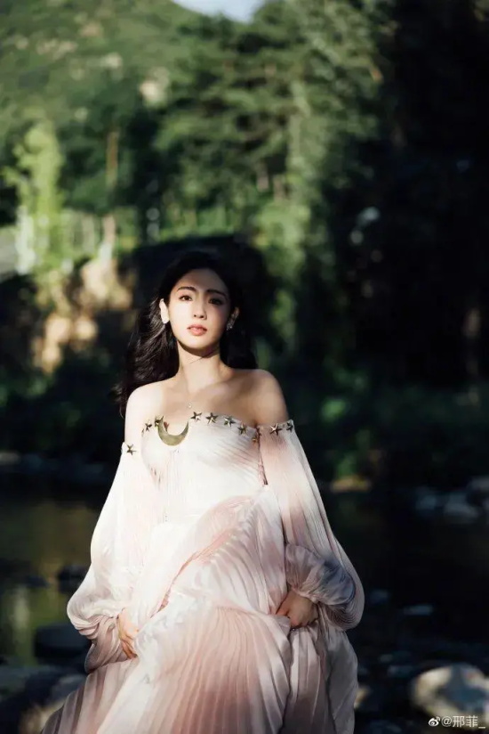 美女邢菲穿抹胸粉色长裙写真,美的勾人心魄