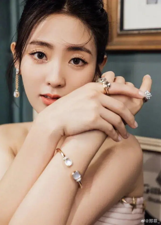 美女邢菲穿抹胸粉色长裙写真,美的勾人心魄