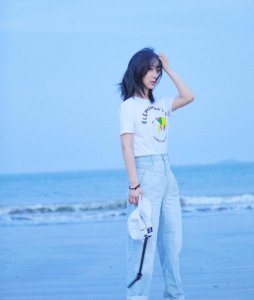 ​杨紫海边写真曝光 素颜出镜五官更显清纯靓丽