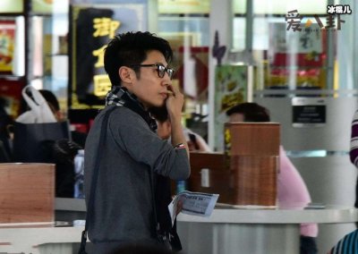 ​撒贝宁主持途中痛哭，原因是父亲去世？