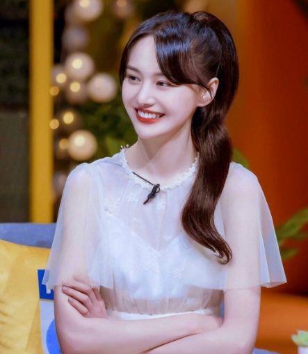 郑爽搞事业！新剧搭档小鲜肉，男主咖位引争议，网友：输在起跑线