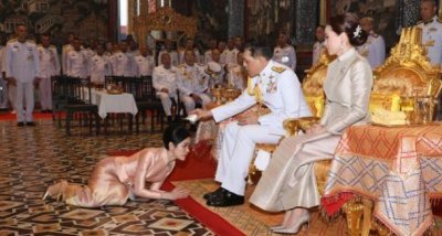 ​泰“甄嬛传”狗血剧情频出!诗妮娜趴跪王后照片曝光藏玄机!