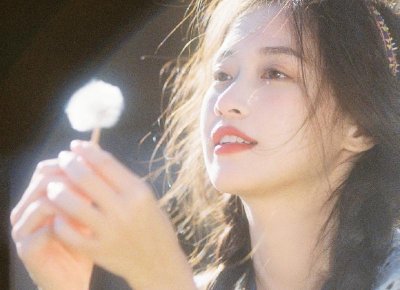 ​怎么把一个内向的女生追到手？(怎么去追一个内向的女生)