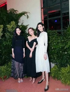 ​章泽天宴会偶遇奚梦瑶！同为阔太，一个满脸得意，一个温柔内敛