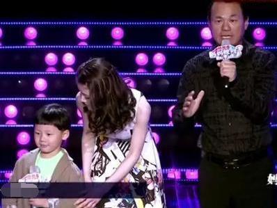 因流氓罪坐牢3年，36岁看上9岁女孩，追了十年终于娶她为妻