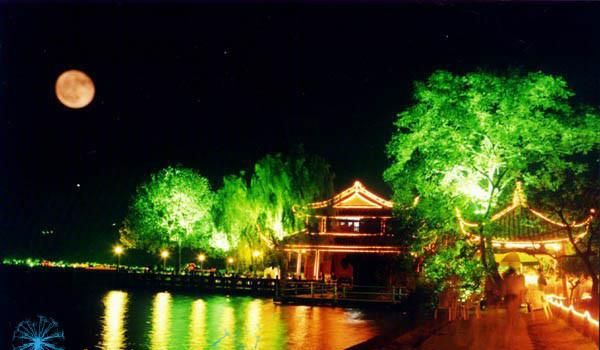 联系上下文理解一湖金水欲溶秋的意思