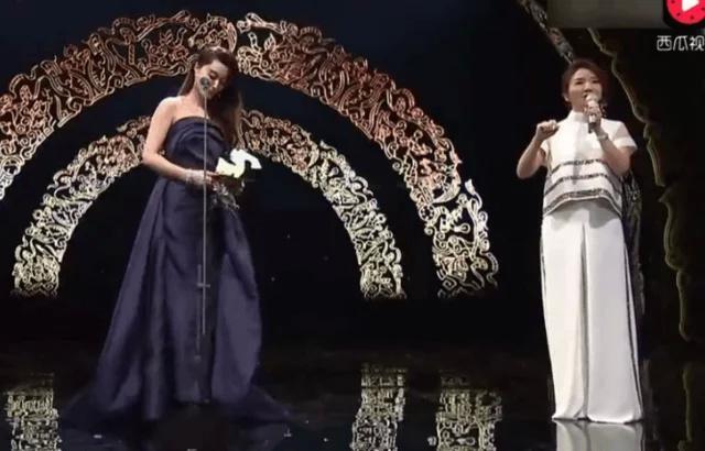 她给韩国人下跪，颁奖礼当面嘲讽范冰冰，如今被网友喊滚出大陆