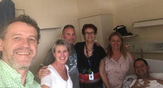 男子吃烧烤被牛排差点被牛排噎死，妻子立马拿刀割开丈夫喉咙