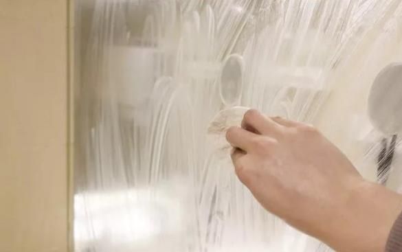 卫生间镜子脏了用什么擦干净