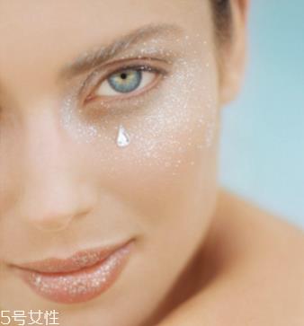 黑眼圈眼袋很严重怎么办 去黑眼圈的其他小妙招