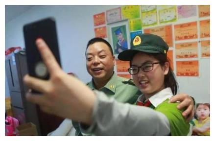 2008年那位敢叫总理让路的士兵，后来去了哪里，现状如何？