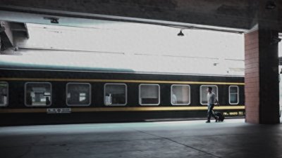 为什么说绿皮火车的上铺是最值得选择的?