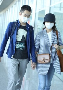 海清14岁儿子罕现身,已比妈妈高出半头!全程提行李箱被赞太贴心