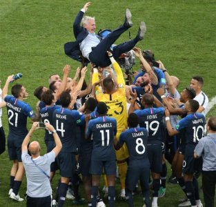 蒙娜丽莎被安排“穿”法国球衣,皮这一下很开心!