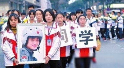 中国首位歼10女飞行员,牺牲时年仅30岁,葬礼当天36万人自