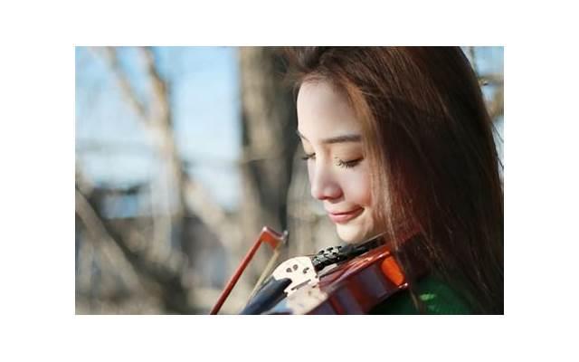 床上挑逗美女（美女躺在桑拿床上）