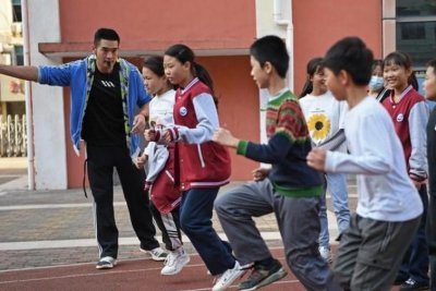 ​成都一“体育老师”自曝工资单，年薪接近20万，让人羡慕不已