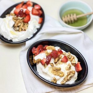 ​希腊酸奶和普通酸奶有什么区别？更高钙高蛋白，但钠少了一半