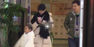 ​李小璐风波后首现身接甜馨 全程玩手机露笑容