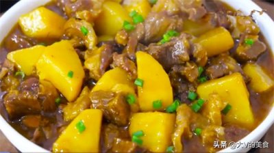 ​牛腩炖土豆这样炖好吃，口感软烂入味，香气浓郁诱人，一锅不够吃