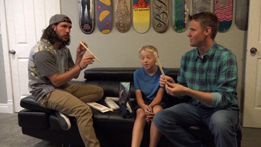 网友尝试用耳烛吸出耳垢,拆开耳烛验证其功效