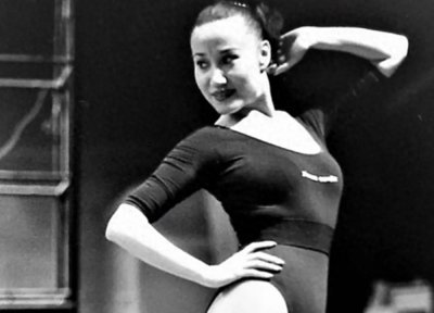 ​2001年，41岁健美皇后马华突然去世：死前身上出现了大片红紫瘢痕