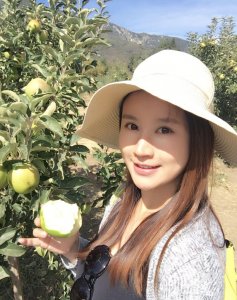 ​主持人伏玟晓：初婚嫁北大才子，二婚嫁富二代，现34岁独自带儿子