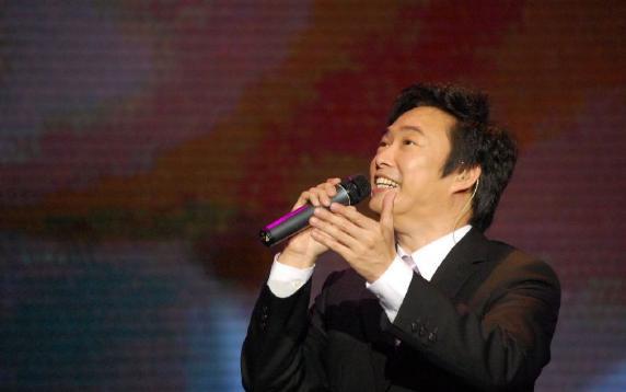 费玉清为一人42年没结婚,却有一知己,两人说好老来无伴就在一起