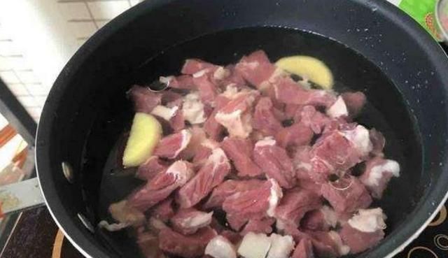 肉焯水是冷水下锅还是热水下锅，煮肉头冷水下锅还是热水下锅？图4