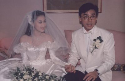 ​66岁钟镇涛携爱妻赴美庆祝木婚亲吻秀恩爱，前妻章小蕙至今未再婚