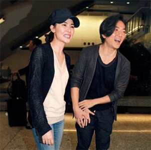 ​54岁郑伊健推轮椅陪父母散步，蒙嘉慧未现身安排女工人帮手