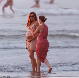 ​44岁吉娘娘挺三胎孕肚海边度假！光着肚皮秀身材，35岁小男友陪着