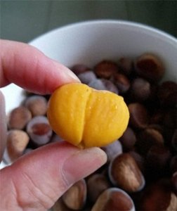 ​如何又好又快地剥板栗？教你简单小方法，去皮干净不伤手