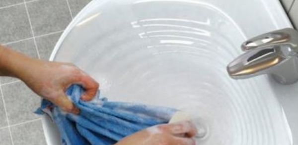 钢笔油弄到衣服上怎么办,衣服被染上黑笔油怎么办?图1