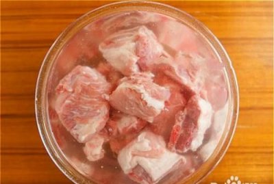​排骨怎么去血水和腥味，排骨不放料酒怎么去腥？