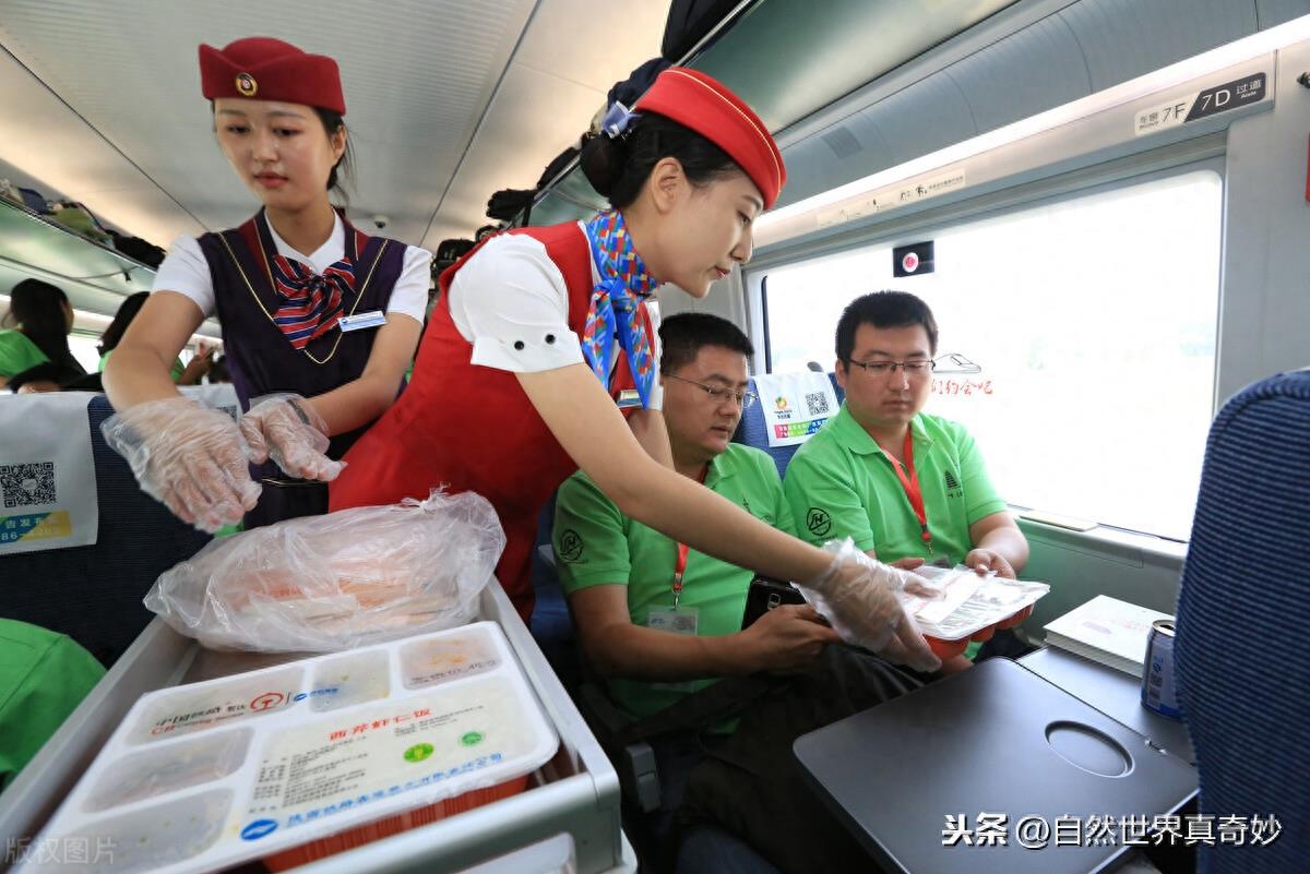 高铁女乘务员