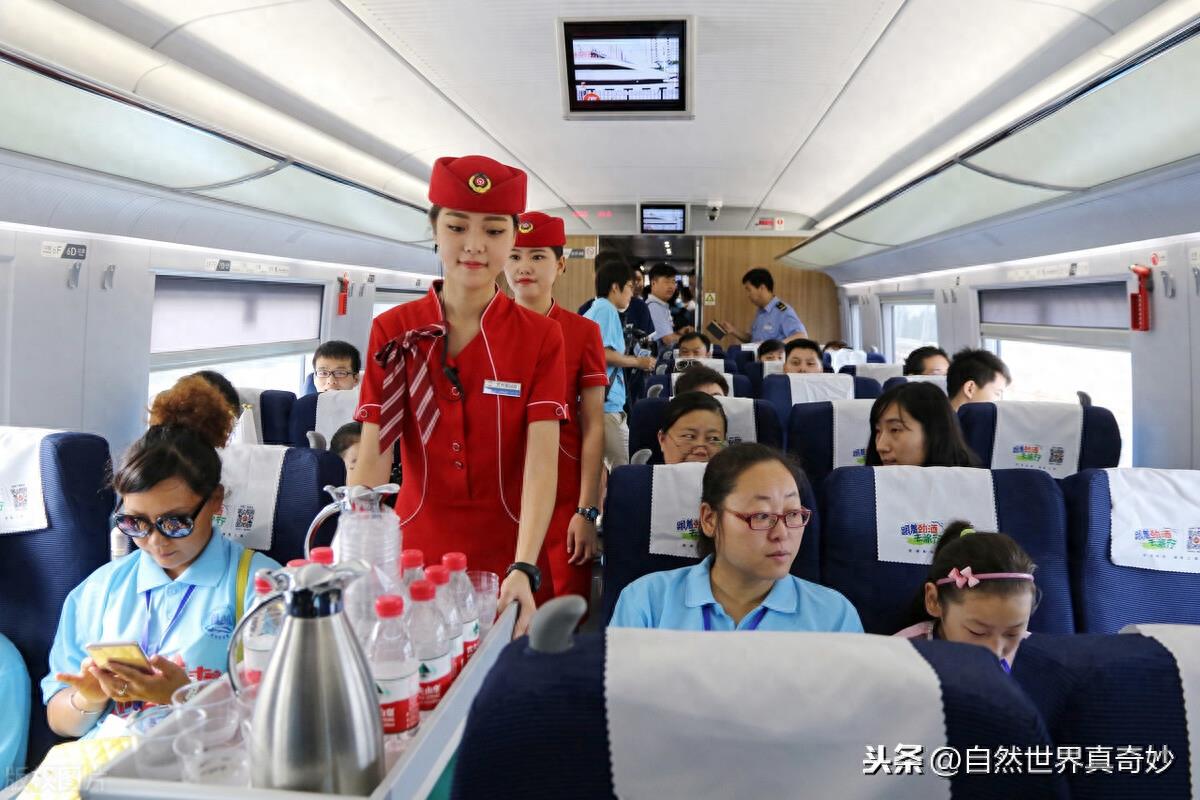 高铁女乘务员