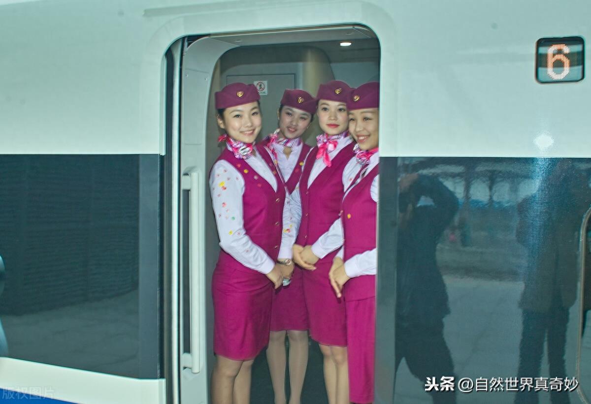 高铁女乘务员