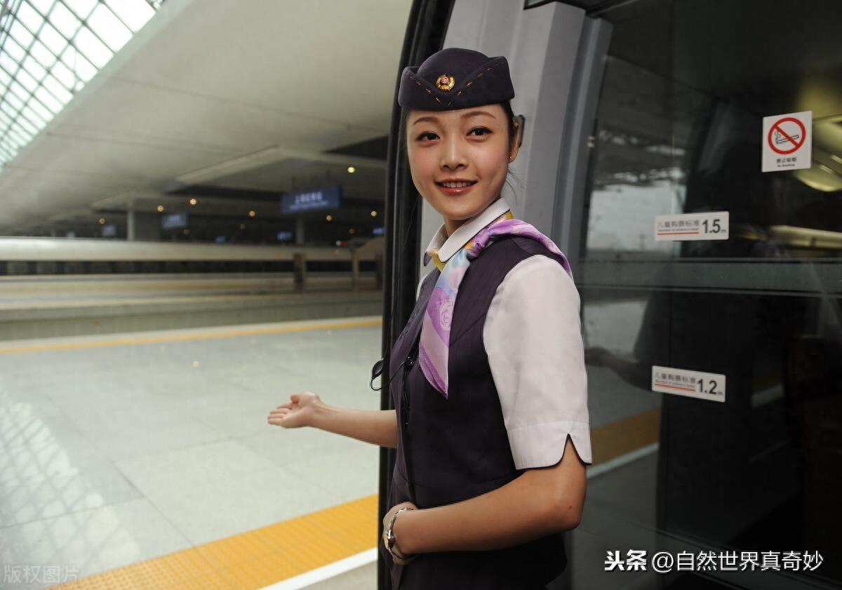 高铁女乘务员