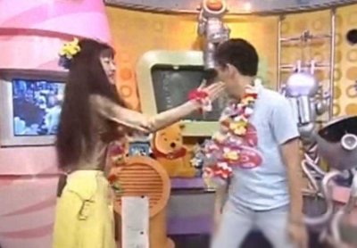 ​黄子佼曾在节目上掀小S裙子吓得她尖叫并甩黄子佼巴掌