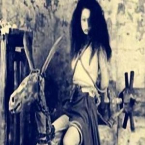 ​晚清残酷刑罚老照片“骑木驴游街的妇女”被当众千刀万剐的死刑犯