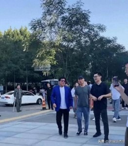 ​陈佩斯朱时茂同框：未雇保镖，陈佩斯花白头发显两代人差距