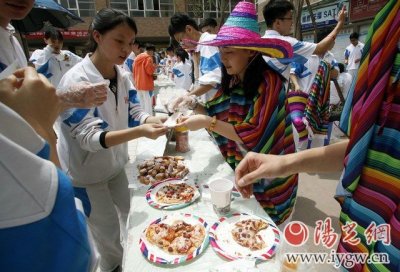 ​高新一中国际部的美食节：不出校园品尽世界美味