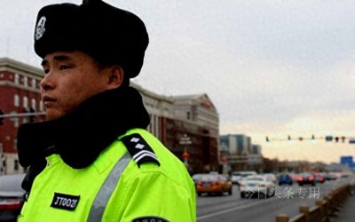 ​曝光一个普通警察薪资比解放军上尉高105万？年收入达284万，