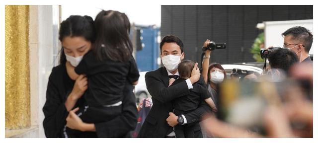 何猷启新欢身份被挖，20岁英国留学相貌出众，未生子或成导火索