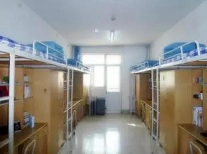 新生入住宿舍：是选择上铺好，还是选择下铺好？师姐告诉你经验！
