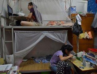 新生入住宿舍：是选择上铺好，还是选择下铺好？师姐告诉你经验！