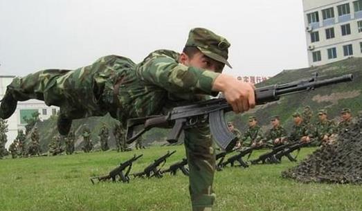 为何看起来,武警的装备要比解放军的好很多?看完就知道了!