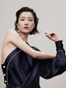 ​39岁超模杜鹃晒性感大片，花朵吊带穿出清冷感，平胸穿衣出艺术